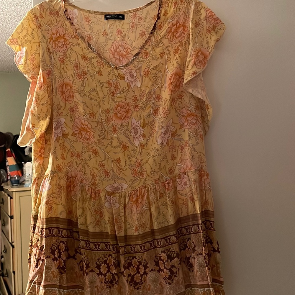 Yellow blouse from SHEIN…. Only worn once…. Says 1xl but fits like a regular xl.